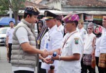 Dilantik di Tengah Pasar, Bupati Egi Ingatkan Pejabat Soal Realitas Pengabdian