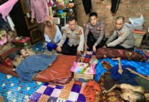 Aksi Kemanusiaan Jumat Berkah, Satbinmas Polres OKI Bantu Penderita Lumpuh Layu