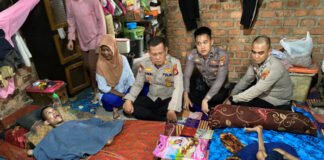 Aksi Kemanusiaan Jumat Berkah, Satbinmas Polres OKI Bantu Penderita Lumpuh Layu