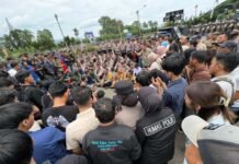 Brimob Polda Lampung Kawal Aksi Damai Mahasiswa di DPRD, Jamin Kebebasan Berpendapat