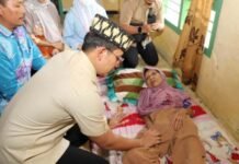 Bupati Egi Sisihkan Waktu di Tengah Agenda Padat, Duduk Disisi Ranjang Nenek yang Terbaring Stroke di Tanjungsari