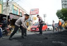 Polres OKI Benahi Jalan Rusak dan Tata Lingkungan Kota Kayuagung