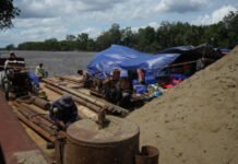 Satgas Jembatan Gantung Kodim 0402/OKI-OI Laksanakan Pembuatan Pensil Tiang Pancang di Desa Kuala Duabelas