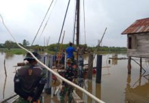 Semangat Tanpa Lelah di Bulan Ramadan, Kodim 0402/OKI-OI Percepat Pembangunan Jembatan Gantung Desa Embacang