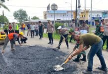 Polres OKI Bersihkan Lingkungan dan Tambal Jalan, Dukung Program BELIDA Kapolda Sumsel