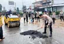 Jelang Arus Mudik Lebaran, Polda Sumsel Perbaiki Jalan dan Bersihkan Kawasan Publik