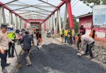 Ratusan Personel Gabungan Tambal Jalan Lintas Sumatera, Polda Sumsel Siapkan Jalur Mudik Lebaran