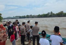 Batas Waktu Diterapkan, Polres OKI Jaga Keamanan Cakat Stempel di Sungai Komering