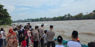 Batas Waktu Diterapkan, Polres OKI Jaga Keamanan Cakat Stempel di Sungai Komering