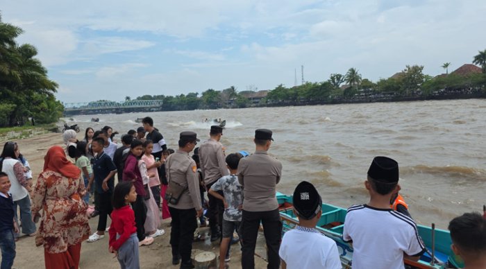 Batas Waktu Diterapkan, Polres OKI Jaga Keamanan Cakat Stempel di Sungai Komering
