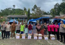 Warga Terdampak Bencana Terima Bantuan dari Polres OKU Selatan dan Bhayangkari