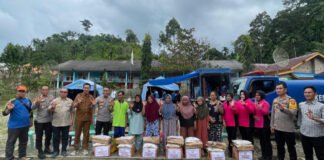 Warga Terdampak Bencana Terima Bantuan dari Polres OKU Selatan dan Bhayangkari