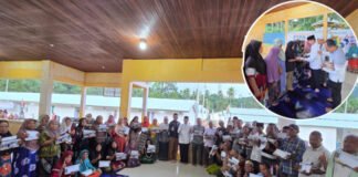 Salurkan Zakat untuk Pengungsi Tandihat, Syahrul Pasaribu: Tetap Semangat