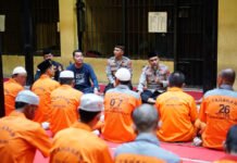 Kapolres OKI Buka Puasa dan Sholat Magrib Bersama Tahanan serta Personel Jaga Sat Tahti
