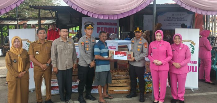 Kapolres Ogan Ilir Salurkan Bantuan Logistik Bagi Korban Kebakaran