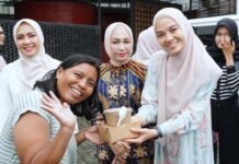 Dipimpin Purnama Wulan Sari Mirza, Dekranasda Lampung Berbagi 1.500 Takjil di Bulan Ramadan