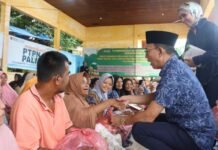 Bupati Tapsel Salurkan Zakat dan Bantuan Ibadah ke Warga Huntara