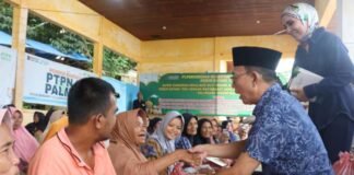 Bupati Tapsel Salurkan Zakat dan Bantuan Ibadah ke Warga Huntara