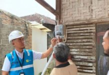 PLN UP3 Metro Terangi Rumah Warga Melalui Program LUTD