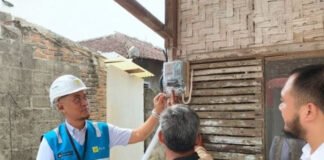 PLN UP3 Metro Terangi Rumah Warga Melalui Program LUTD