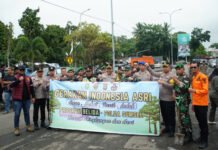 Aksi Nyata Polres OKI Dukung Program BELIDA Kapolda Sumsel, Jalan Desa Celikah Ditambal dan Lingkungan Dibersihkan
