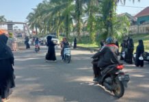 Majelis Taklim Cahaya Nurani PALI Berbagi Takjil di Bulan Suci Ramadan