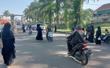 Majelis Taklim Cahaya Nurani PALI Berbagi Takjil di Bulan Suci Ramadan