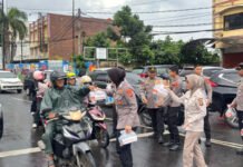 Biro SDM Polda Lampung Berbagi Kebahagiaan, Ratusan Takjil Dibagikan di Tugu Adipura