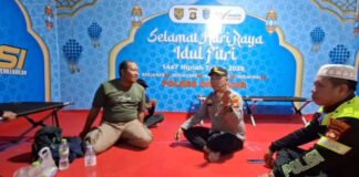 Pemudik Motor Asal Jambi Singgah di Pos Pam Lempuing, Polres OKI Berikan Pelayanan dan Imbauan Keselamatan