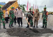 TNI-Polri Bersatu untuk Rakyat, Jalan Rusak di Exit Tol Kayuagung Ditambal Bersama