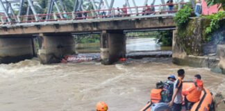 Speedboat Tabrak Jembatan, Polres OKI dan Tim Gabungan Lakukan Pencarian Korban