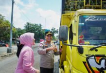 HUT Bhayangkari ke-46, Polres OKI Bagikan Takjil dan Tali Asih