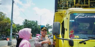 HUT Bhayangkari ke-46, Polres OKI Bagikan Takjil dan Tali Asih