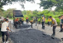 Polres OKU Tambal Jalan Berlubang di Jalur Lintas Sumatera Jelang Mudik Lebaran