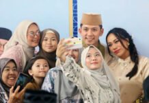 Tanpa Sekat di Hari Raya, Egi–Zita Salami Warga Satu Per Satu di Lamban Rakyat
