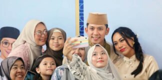 Tanpa Sekat di Hari Raya, Egi–Zita Salami Warga Satu Per Satu di Lamban Rakyat