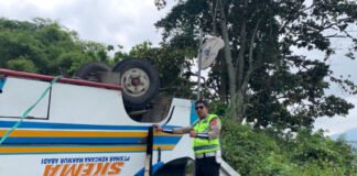 Bus Angkut 28 Penumpang Terguling di Tepian Danau Ranau, Tiga Luka Berat