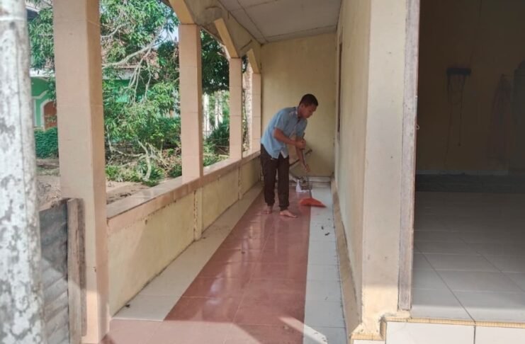 Jaga Kebersihan Rumah Ibadah, Satgas TMMD Kodim 0402/OKI Bersihkan Masjid Al-Hidayah Bersama Warga