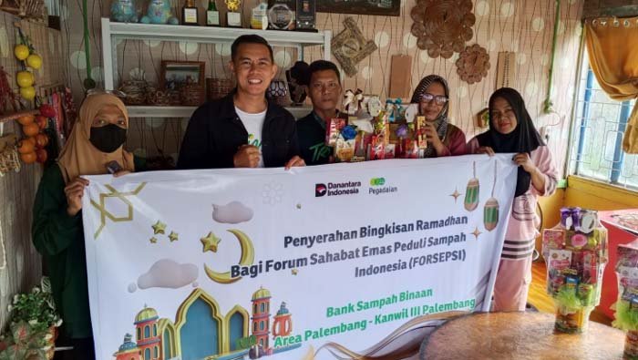 Eksistensi Kelola Bank Sampah, Pengurus Diganjar Paket Lebaran dari Pegadaian Palembang