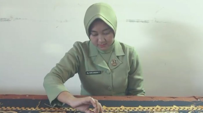 Dari Puskesmas ke Tapis, Ketekunan Asri Menjaga Warisan Lampung Sambil Menggerakkan Ekonomi Keluarga