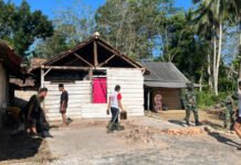 Ciptakan Lingkungan Asri, Satgas TMMD Kodim 0402/OKI Bersinergi Bersihkan Pangkalan Desa