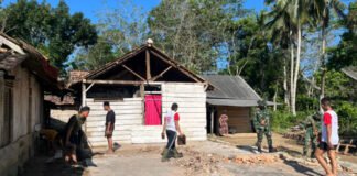 Ciptakan Lingkungan Asri, Satgas TMMD Kodim 0402/OKI Bersinergi Bersihkan Pangkalan Desa