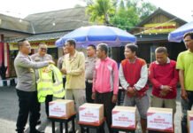 Dukung Program Pemerintah, Polres OKI Salurkan Bansos dan Rompi Kamtibmas