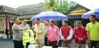 Dukung Program Pemerintah, Polres OKI Salurkan Bansos dan Rompi Kamtibmas