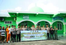 Lewat Program Belida, Polres OKI Bersihkan Masjid Muhajirin