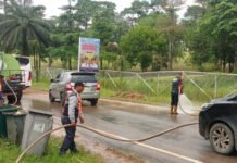 BPBD Bersama Dishub PALI Gerak Cepat Bersihkan Material yang Tercecer di Jalan Merdeka Golf Permai