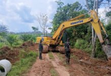 Pastikan Pekerjaan Maksimal, Danramil 402-03/SP Padang Monitoring Pembukaan Jalan