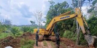 Pastikan Pekerjaan Maksimal, Danramil 402-03/SP Padang Monitoring Pembukaan Jalan