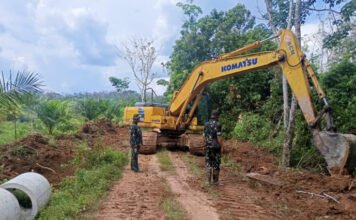 Pastikan Pekerjaan Maksimal, Danramil 402-03/SP Padang Monitoring Pembukaan Jalan