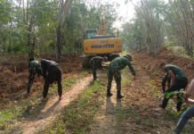 Satgas TMMD Kodim 0402/OKI Bersama Warga Gotong Royong Buka Akses Jalan Desa
